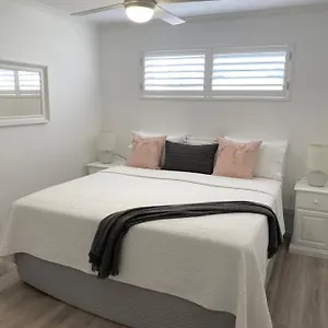 Rainbow Dream Newly Renovated Stylish One Bedroom Holiday home